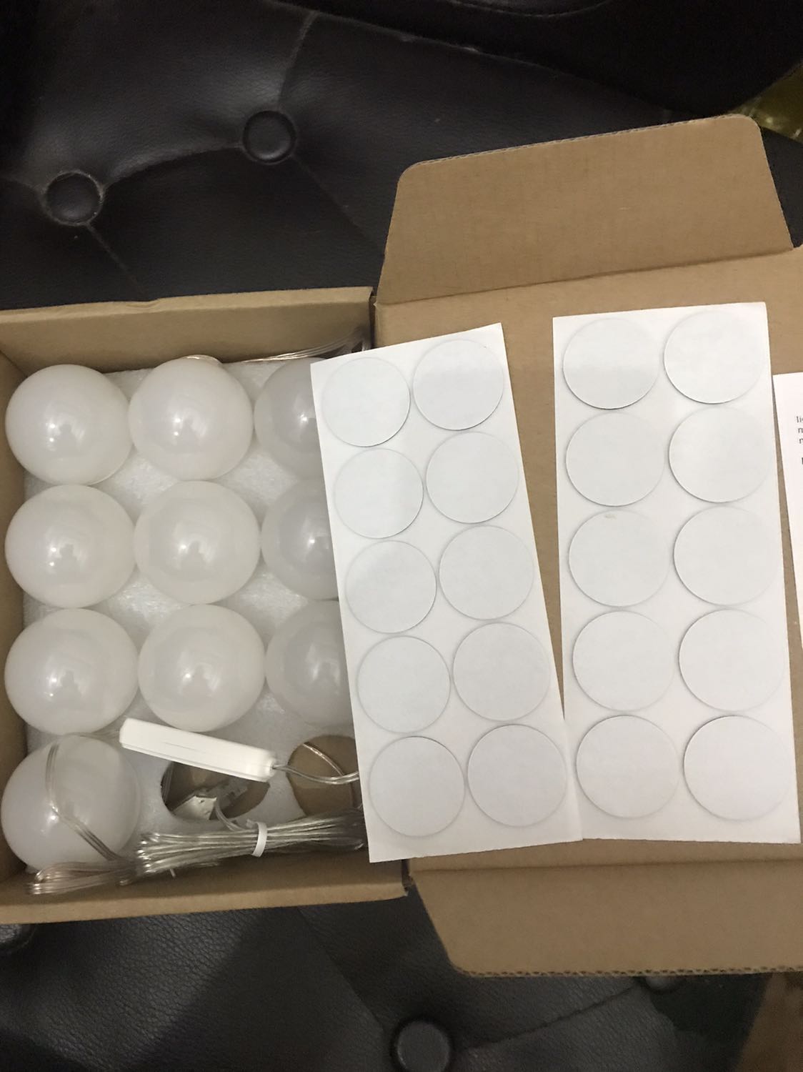 Đèn sáng và dễ gắn lên kính. Tuy nhiên là cổng usb nên sẽ k tiện lắm nếu bạn nào k có nguồn có chổ ghim usb. Chỉnh dc nhiều màu từ trắng chuyển dần sang vàng.