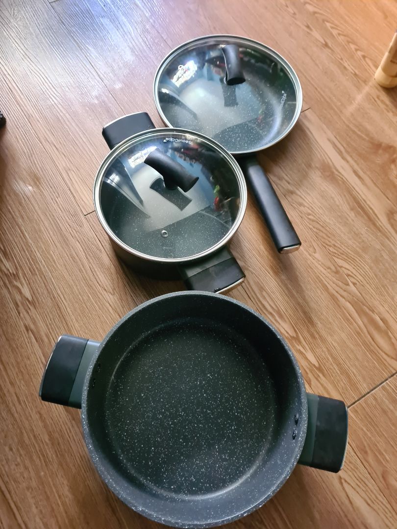 Nồi rất đẹp và giá ok. Có một nồi bị sướt chống dính, sau khi inbox shop đã đổi lại ngay. rất thích cách làm việc chuyên nghiệp này. cho 5*