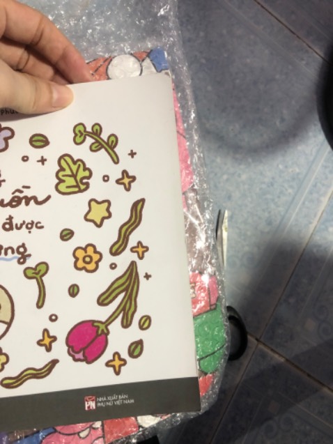 Sản phẩm cũ có vệt dơ, cho rất nhiều bịch chống sốc nhưng lại ko quấn quanh sách. Minh mua tặng sinh nhật chớ ko trả rồi.