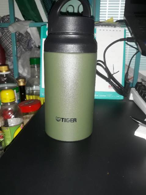 Bình giữ nhiệt đúng chuẩn Nhật Bản, chỉ có điều made in Vietnam thôi. Bình có 2 nắp đậy, mình để đá viên từ tối và không đóng nắp. Sáng ra nước đá tan gần hết nhưng nước vẫn lạnh. Bình hoàn toàn không nghe mùi nhựa. Giá có hơi đắt nhưng xắt ra miếng nha. 
Các bạn nên tham khảo mua bình nhé.