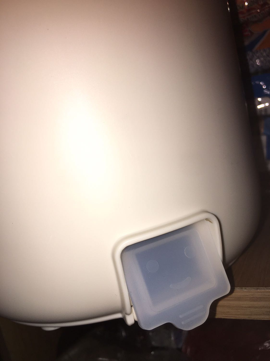 Cuối cùng chiếc ẻm nồi lẩu mini cũng đã zề hê hê xem ảnh thấy nhỏ nhỏ khi nhận hàng thì cũng ko nhỏ đâu ạ, thế nào lại khéo vừa in cái tủ để mì của mình ))) Nồi có 2 nấc nhiệt, đúng là tín đồ của hội nghiện lẩu như mềnh. Nhìn chung thiết kế đẹp, dễ sử dụng, đặc biệt cái là tay cầm ko bị nóng khi nấu nha, thành nồi khi đun sôi cũng chỉ hơi ấm ấm chứ ko nóng bỏng dãy như cái nồi cũ mình mua huhu. Một điểm mình rất thích ở sản phẩm này là cái nắp bịt an toàn cắm dây này, ôi mấy cái hãng lớn cũng chả thấy có  luôn, khi ko sử dụng nắp lại vừa an toàn vừa tránh bụi bẩn. Cảm ơn shop 👌👌👌