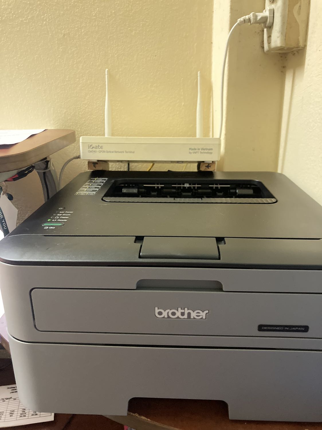 Máy in 2 mặt, sắc nét. 
Muốn in đẹp, đậm hơn nữa thì vào phần printer setting để chỉnh. Dùng với máy window thì ổn chứ với MacOs thì hơi tù vì phải in qua phần mềm của hãng chứ không in trực tiếp qua Airprint được.