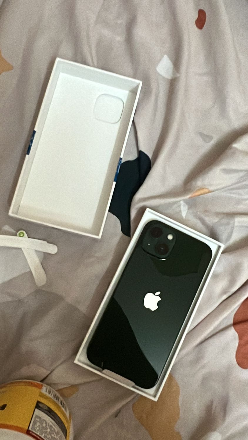 Giao rất nhanh trong sáng là đã nhận được. Hàng rất đẹp, màu xanh trầm nhìn đẹp lắm. Hàng nguyên seal luôn, máy ngoại hình nhìn qua thấy ổn, đẹp. Xài tầm vài ngày nữa mới biết nhưng ban đầu thấy ok rồi đó. Tiki đóng gói rất cẩn thận. Mình thấy rất hài lòng