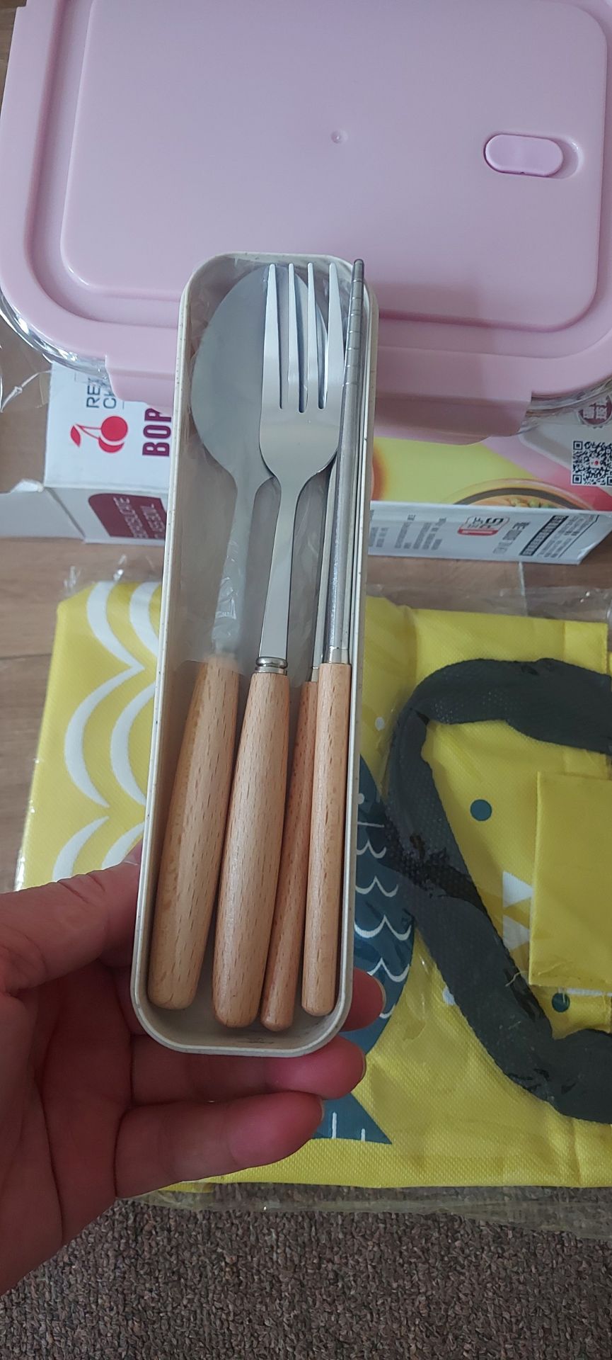 giống hình, chất lượng, giao hàng nhanh💯
- thuỷ tinh dày dặn, cầm cực kì nặng tay, ưng nhất là bộ đũa thìa gỗ, nhìn sang xịn lắm luôn :b :b :b