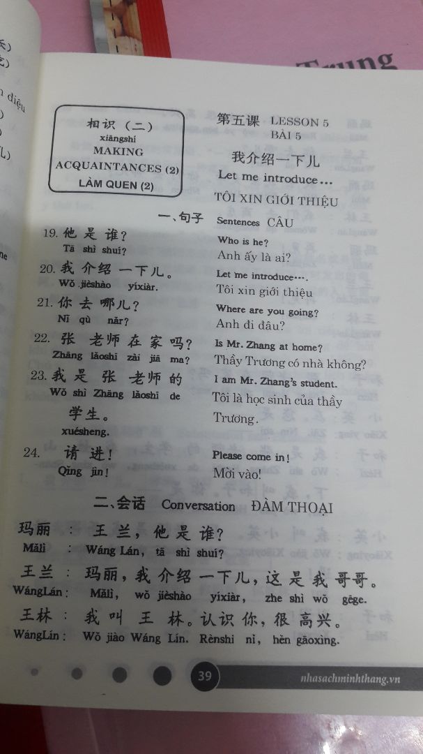 Mình đặt sách 2 tuần trước và nhận được sau 7 ngày. Mình khá không hài lòng vì Tiki giao hàng chậm quá. Sau khi đọc qua, mình thấy có khá nhiều lỗi sai trong phần thanh điệu và phiên âm. Giấy mỏng nên chữ trang sau hằn rõ lên trang trước. Chữ in nhỏ, bị nhòe, không nhìn rõ nét, rất khó đọc, nhiều chữ còn bị mất nét.