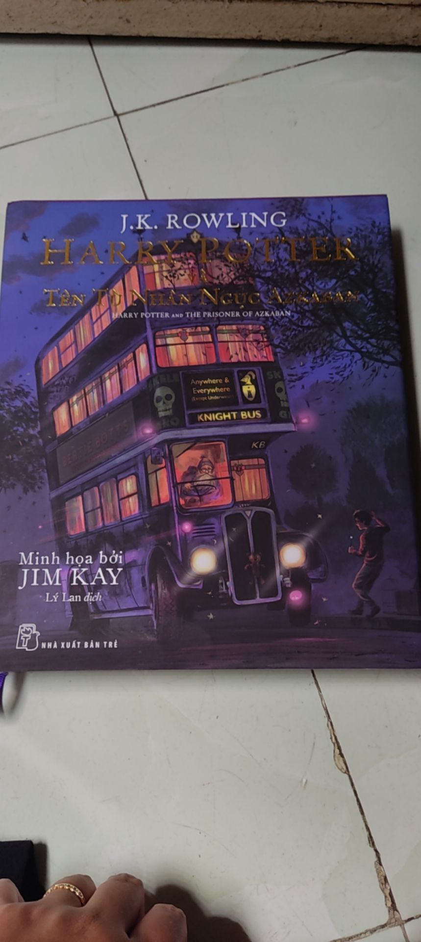 sách đẹp hơn mong đợi. mình mua thì giá chỉ sale tầm 30%. đắn đo lắm nhưng vẫn mua vì HP mình đã đọc từ năm 10t. giờ cũng hơn 20 năm rồi. mình mua bản màu để sau này bạn nhỏ ở nhà cùng đọc với mình. tiki giao hàng nhanh.