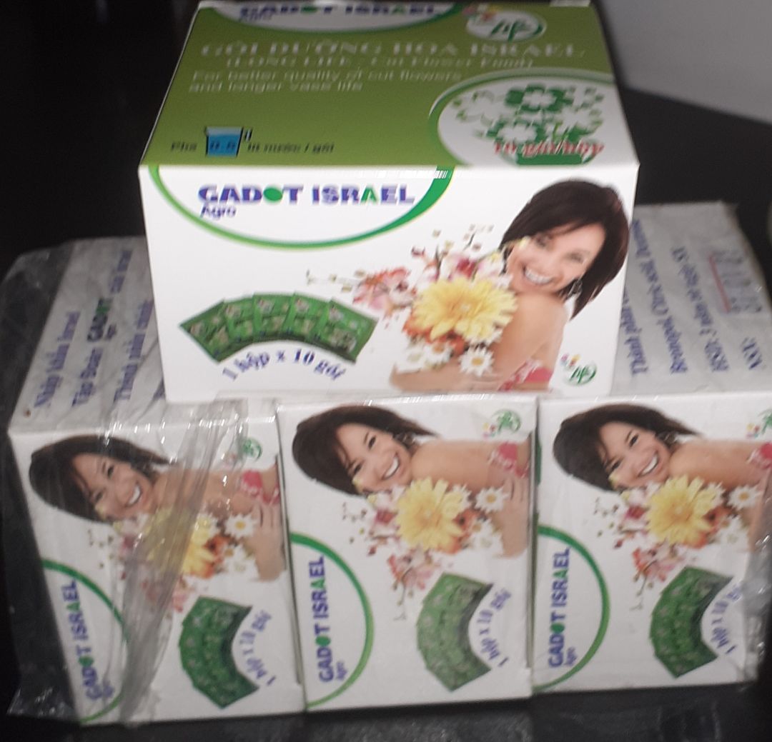 Tôi đã từng mua và xài qua được 1 lần thấy ok mới mua luôn combo 50 gói
Bột dễ xài dễ pha, tuy nhiên theo mình điều chỉnh thì 1 gói pha với khoảng 1 lít nước sạch thì sẽ dễ chịu hơn không quá đậm đặc cho các cành hoa ấy. và còn tiết kiệm hơn nữa
Đặc biệt loại này không cần thay nước nếu nước cạn có thể châm thêm nước dd pha này hoặc nước sạch tiêp.