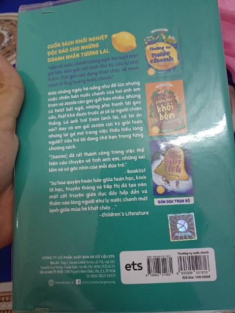 Bìa đã bị rách ra tôi phải lấy gim bấm lại bìa rất bẩn đóng gọi sơ xài có kiến bâu vào sách