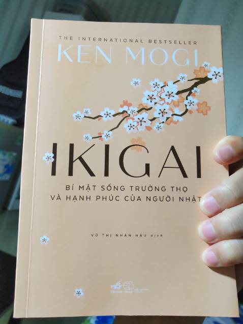 Sách đọc cũng tạm được, ví dụ dễ hiểu dễ áp dụng vào thực tế. Ikigai cũng có liên hệ mật thiết tới triết lý Phật giáo rằng hãy giải phóng cái tôi, bắt đầu từ những việc nhỏ nhặt, niềm vui từ những điều nhỏ bé và sống trọn từng khoảnh khắc..chính vì vậy mà bất kỳ ai ko kể giai cấp tầng lớp hay môi trường sống đều có thể áp dụng một cách dễ dàng. Khi tất cả mọi người đều có Ikigai, giữ chúng ta ko có khoảng cách, văn hoá quốc gia hay địa vị xã hội, chỉ còn con người với nhau mà thôi.

Triết lý này vượt ra khỏi ranh giới quốc gia. Rất trân trọng tinh thần này của người Nhật, hi vọng, Việt Nam có thể áp dụng được triết lý này một cách phổ biển, để đời sống ngày càng trở nên hạnh phúc và tốt đẹp hơn.