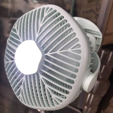Quạt chạy mát lắm. Kẹp chắc chắn. Tiện dụng