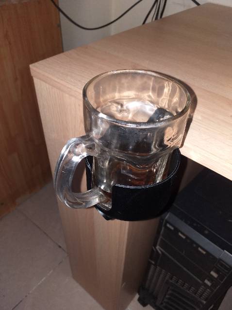 Chất liệu chắc chắn, rất tiện lợi và cần thiết vì mình sử dụng bàn gỗ mà lại thích uống nước đá lạnh.