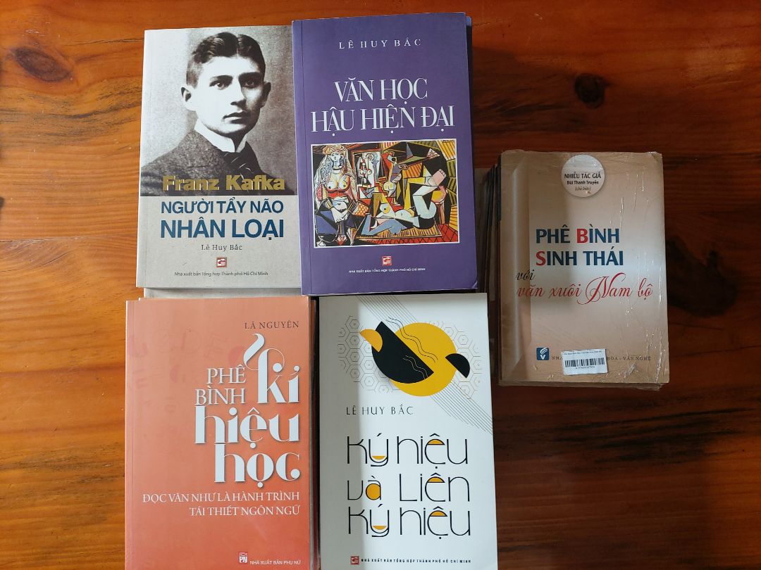 Phê Bình Kí Hiệu Học - Đọc Văn Như Là Hành Trình Tái Thiết Ngôn Ngữ của tác giả Lã Nguyên (PGS.TS. La Khắc Hòa) là cuốn sách chuyên ngành rất có giá trị, nhất là đối với nhẽng người quan tâm đến văn học và đọc văn.