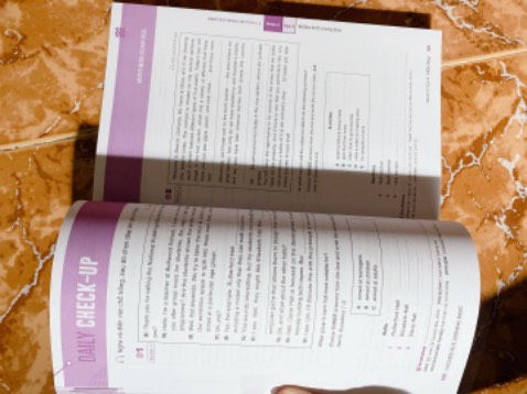 Sách dày lắm ạ (445 trang) sách mới, thơm mùi giấy. Tiki đóng gói cẩn thận, giao hàng nhanh. Sách có hướng dẫn và dịch cụ thể chi tiết nên tiết kiệm thời gian cho người học. Nên mua ạ.