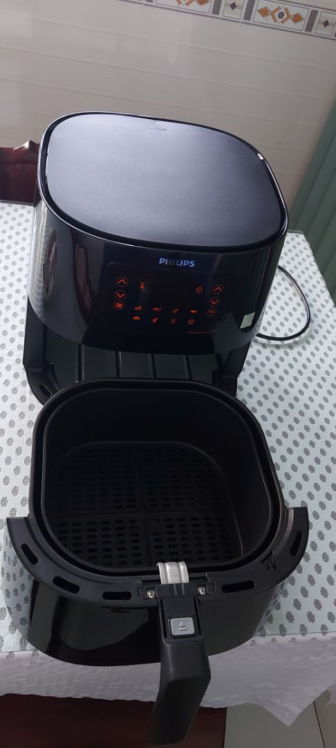 Nồi chiên không dầu philips rất chất lượng, sang trọng, hoạt động lần đầu thấy ổn, thịt chín vàng đẹp, giá hơi cao hơn nhiều hãng nhưng chất do chất lượng. Giao hàng nhanh chóng, gói kỹ. Lần đầu nên lấy 1 chén nước cốt chanh đun ở 200 độ, 10 phút là hết mùi nhựa.