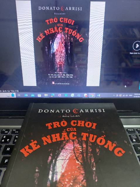 Mila Vasquez nữ thám tử chuyên về các vụ án mất tích một lần nữa quay trở lại bóng tối hay đúng hơn bóng tối lại tìm đến cô.
Câu chuyện về những mặt trái của công nghệ, Internet, mạng xã hội hay trí tuệ nhân tạo là một ẩn dụ nhắc nhở chúng ta về một “Kẻ nhắc tuồng” mới đang tung hoành.