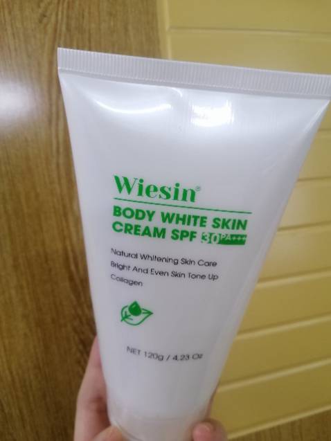 Mình đã sử dụng. Kem lên tone nhẹ, thoa lớp mỏng đều, kh lộ vân kem nhìn tự nhiên, mùi thơm nhẹ cho body có thể lưu hương., có chống nắng luôn nha