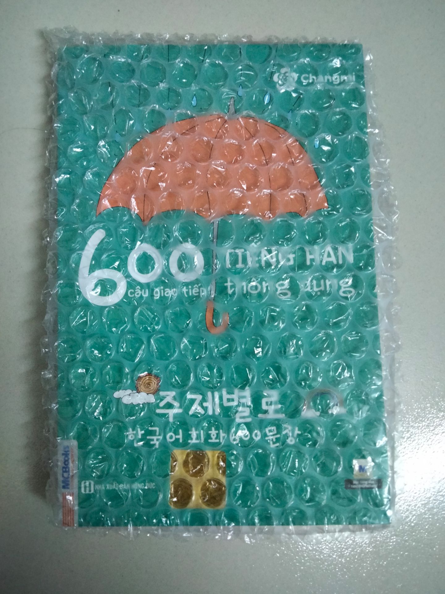 Mình đã mua hai lần cho học viên. Sách chỉ thích hợp cho những người muốn học nói sinh hoạt bình thường thôi nhé. Những bạn học chuyên ngành k nên mua. Mình đã mua hai lần cho học viên. Sách chỉ thích hợp cho những người muốn học nói sinh hoạt bình thường thôi nhé. Những bạn học chuyên ngành k nên mua.