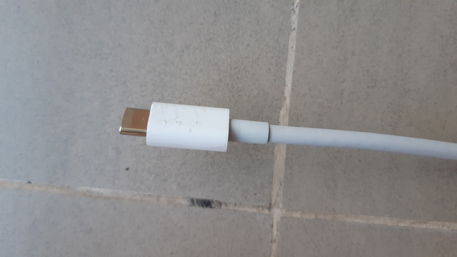 Sản phẩm chạy bình thường cả 2 cổng Vga và HDMI nhưng chạy 1080 thì ổn. Nhưng chạy 4k thì hơi lác một tí. nói chung mua để dùng với màn full HD thì ok. Tuy bị xước bên ngoài đầu type c nhưng chấp nhận được. Lần sau tiki gửi hàng nhớ check sản phẩm cho kỹ cả về chức năng sử dụng lẫn hình thức bên ngoài nhé! Tớ thì thích cả hai phải ok chứ xước tí vẫn lăn tăn. Nhưng dùng luôn ko đổi nữa vì mất thời gian.