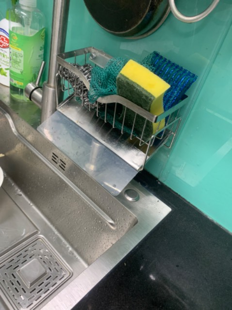 Sản phẩm ok. Để hoàn hảo hơn thì nên bổ sung thêm tấm nhựa dưới đáy, trượt ra trượt vô được để phù hợp với chiều sâu bề mặt chậu rửa chén.
Có thể tham khảo tấm nhựa mình tự chế