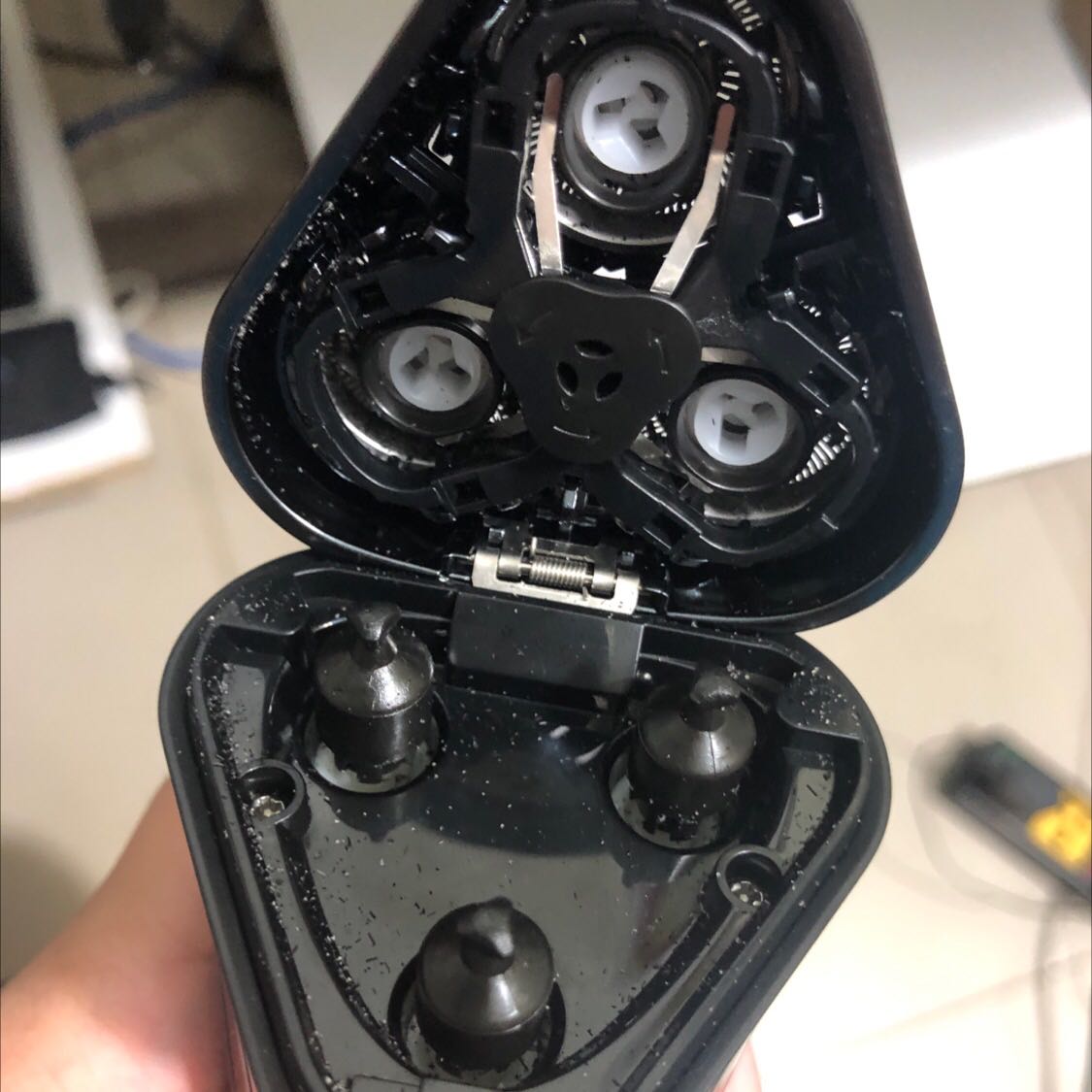 Bề ngoài nhìn màu đen khá đẹp, trông cũng hơi giống cái tông đơ cắt tóc
3 lưỡi cắt xoay êm k ồn, nó có độ nhún nữa nên ấn vào da cạo râu xát da luôn mà k sợ rách da, có điều cũng có lúc bị rát sau khi cạo, nhưng rát 1 lúc thôi chắc vì cạo trúng mụn. Giá thì tạm ổn. Dùng 1 thgian rồi mới review cho ok. Cái này mang đi du lịch cũng tiện, pin thì trâu, giờ vẫn 90% kể từ lúc mua, 1-2 ngày cạo 1 lần, k cần xà phòng hay nước gì, cạo xong bật ra thổi cho bay râu vụn là xong