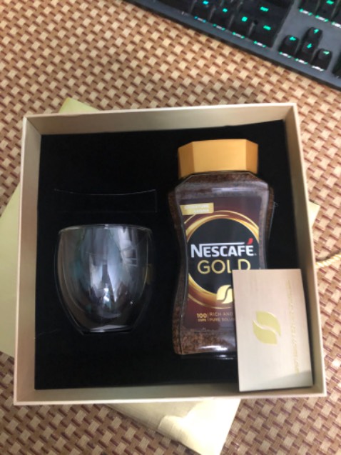 Ly thủy tinh cầm nhẹ cảm giác như cầm ly nhựa vậy , dòng cà phê hoà này uống đậm không khác khi uống cà phê phin , còn 1 loại nữa nhập từ anh quốc  uống khá đậm  và đắng phải pha thêm sữa