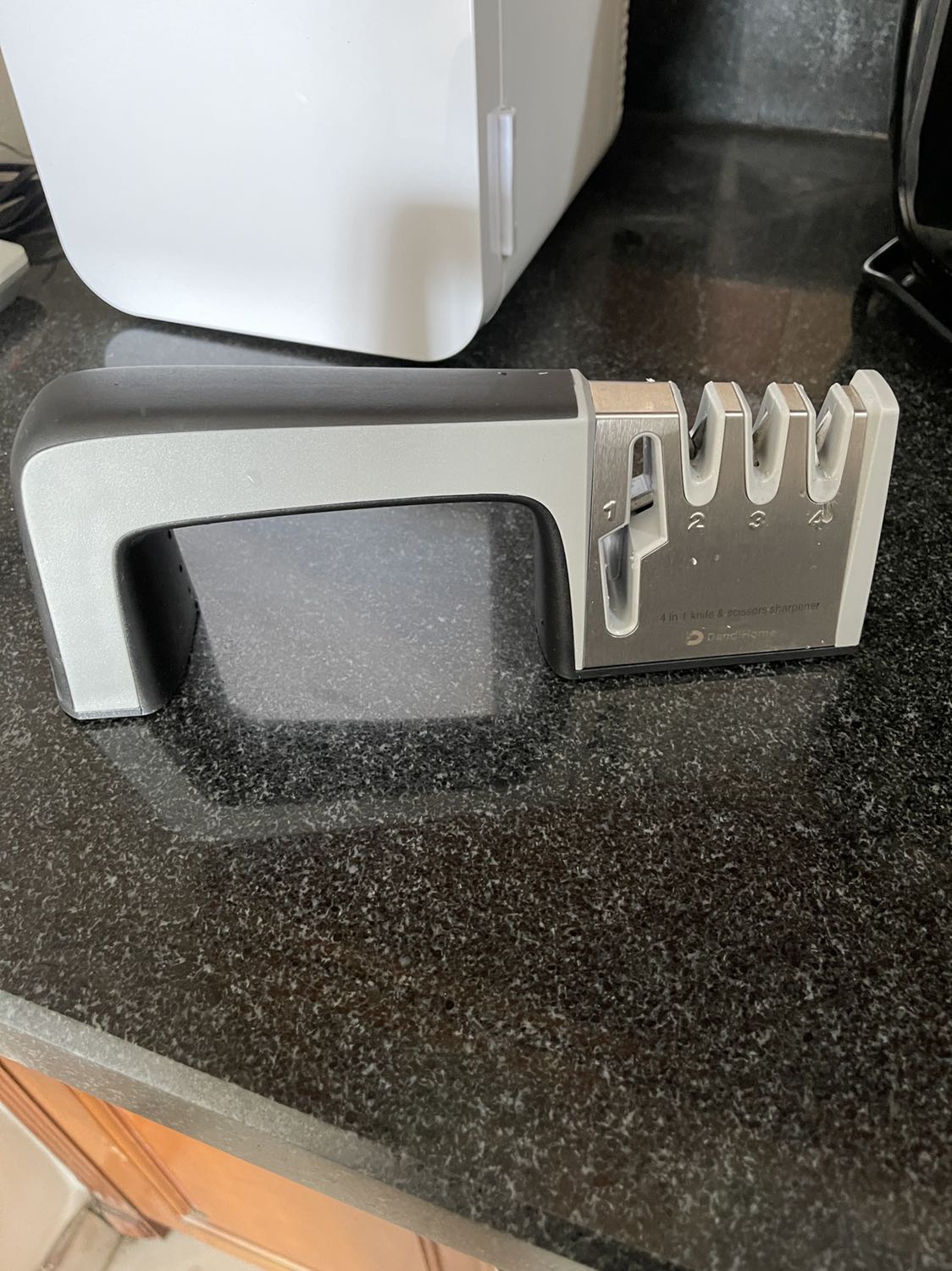 Đủ size cho các cỡ dao, có ô mài kéo. Tất cả là 1 khối ko cần lắp đặt gì nữa. Cầm dao mài cảm giác dụng cụ trụ lại chắc chắn. 1 người chưa từng biết mài dao sau khi đã *** sản phẩm cho hay!