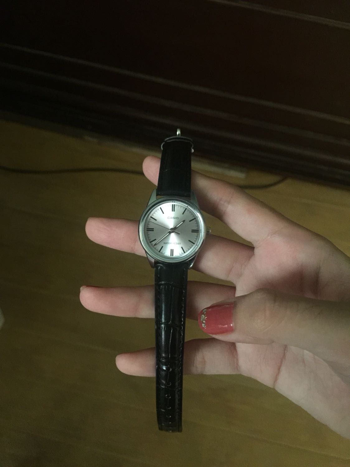 Đồng hồ đeo rất là thanh lịch , màu đen hợp với mọi loại trang phục
Tiki giao hàng nhanh và gói hàng rất đảm bảo 
Đeo chắc tay , dây nhìn chung không có gì lo ngại , với bạn nào cổ tay nhỏ như mình thì chọn mặt 28mm là ổn rồi