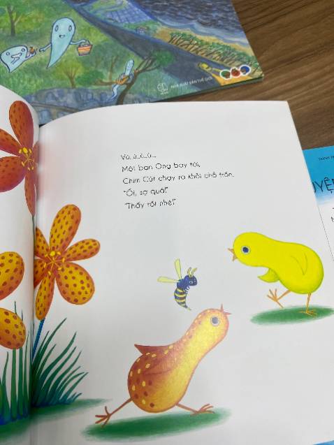 các mẹ nên đọc cho con nói giọng giả vờ làm nhân vật con sẽ rất thích. em bé nhà mình ngày nào cũng ngóng tới giờ mẹ đọc cho nghe