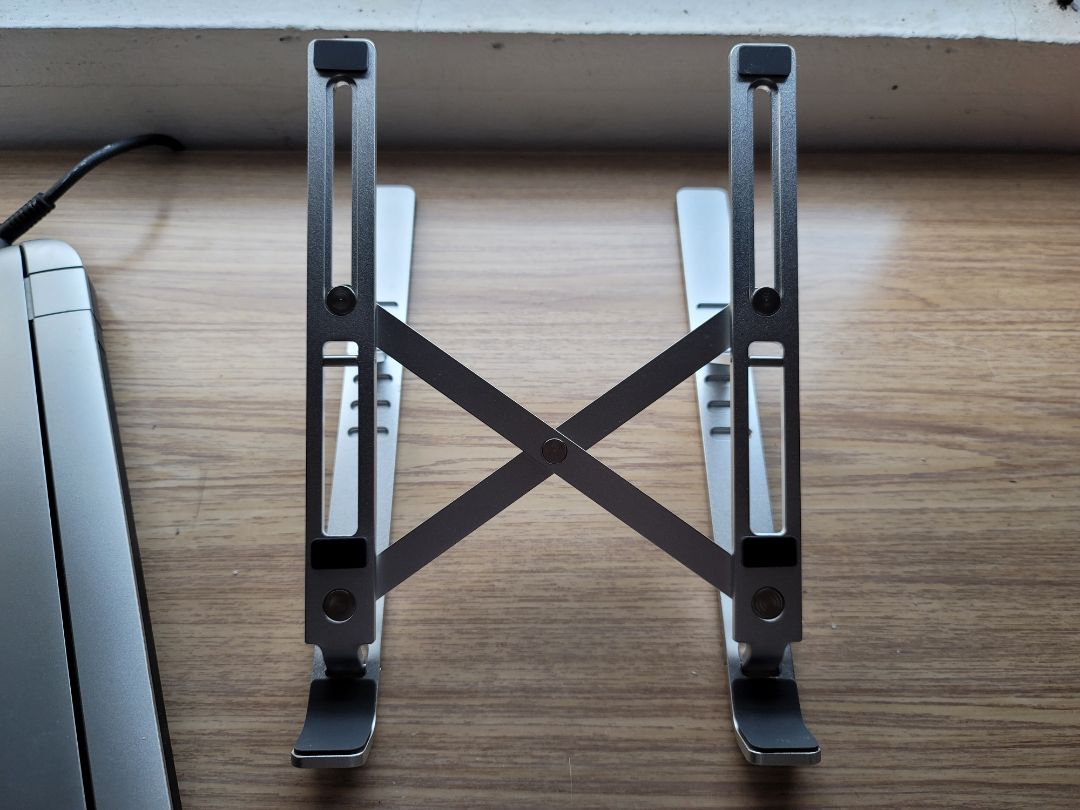 Chất lượng hoàn thiện sản phẩm đẹp, không via sắc, các thanh Nhôm chắc chắn, các đầu nút cao su giúp bám chắc các thiết bị để lên.
SP nhẹ nhàng, gấp gọn cho vào túi đựng (theo kèm SP) rất xinh xắn và gọn gàng.