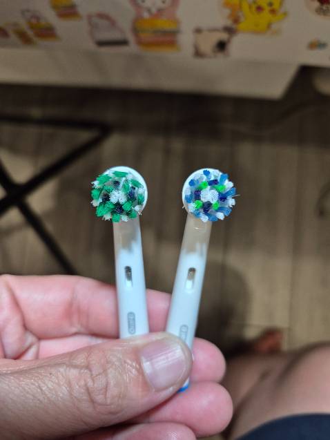 Sản phẩn giao từ nhà bán quốc tế nên thời gian từ lúc đặt hàng đến lúc nhận mất 12 ngày, hơi lâu.

Mình vừa nhận hàng luôn, đầu bàn chải made in germany, nhưng mình so sánh với đầu bàn chải cũ thì nhận thấy một số điểm khác biệt:
- lông chải chéo mang màu xanh lá (mới) so với màu xanh dương (cũ)
- nhựa đầu bàn chải mới không bóng và sắc sảo bằng nhựa đầu bàn chải cũ
- logo oral B trên đầu bàn chải mới nhìn đậm thô hơn logo trên đầu bàn chải cũ.

Mình cũng không rõ là sản phẩm đổi mẫu hay vì lý do nào khác mà về ngoại quan đầu bàn chải mới không như đầu bàn chải cũ. Mình chưa dùng chải răng nên không có đánh giá về hiệu quả chải.

Giá mua set 4 cái cũng không phải là rẻ nên cứ hy vọng là hàng chuẩn hãng vậy.