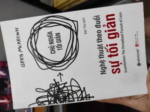 Một cuốn sách tuyệt vời, ngôn ngữ dễ đọc và rất chất. Đúng như châm ngôn của cuốn sách: Ít nhưng chất. Đọc bản Anh rồi, giờ mua bản Việt đọc lại, và cũng là để sưu tầm. Hóng quyển mới Effortless của Greg McKeown phát hành vào tháng 4.2021 nữa.