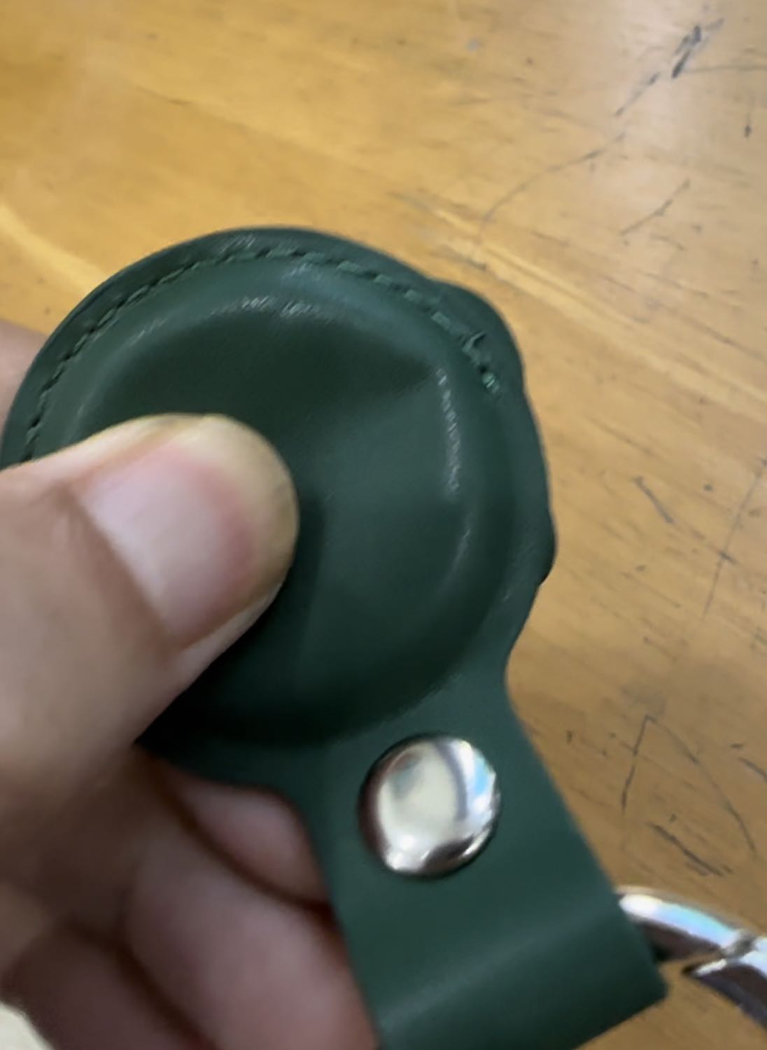 chất liệu là da hay nhựa PU, mỏng, ọp ẹp: (1) không phải là da bò thật như mô tả; (2) không xứng đáng với số tiền 100k. Đề nghị shop xem lại xem có giao nhầm hàng hoặc mô tả nhầm sang sản phẩm khác không.