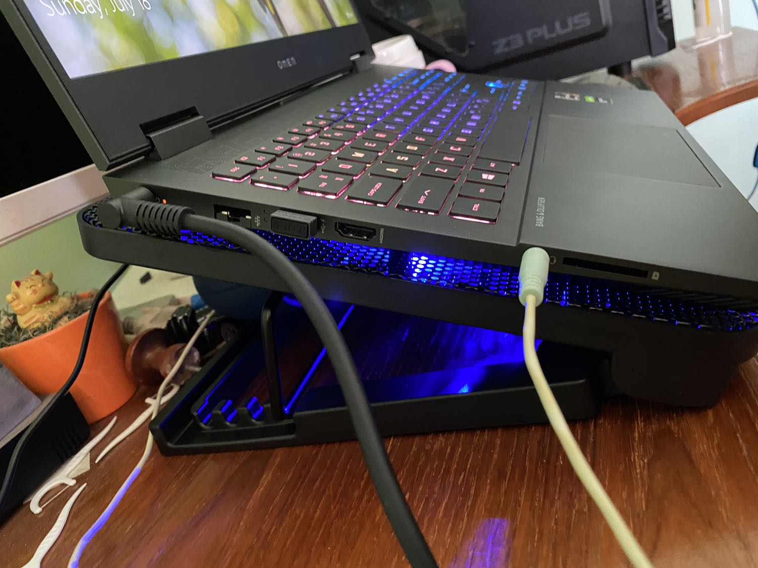 Bao gói cẩn thận, giao hàng nhanh. Chất lượng sản phẩm chỗ khớp nối chỉ là nhựa, cảm giác hơi lỏng lẻo nhưng sử dụng ổn so với giá tiền. Quạt làm mát giúp đẩy gió dưới đáy vào laptop, cải thiện giải nhiệt đôi chút. Thích hợp sử dụng cho văn phòng có máy lạnh. Chống để dựng máy lên hơi ngắn, phải chi dài ra thêm 10cm thì hoàn hảo