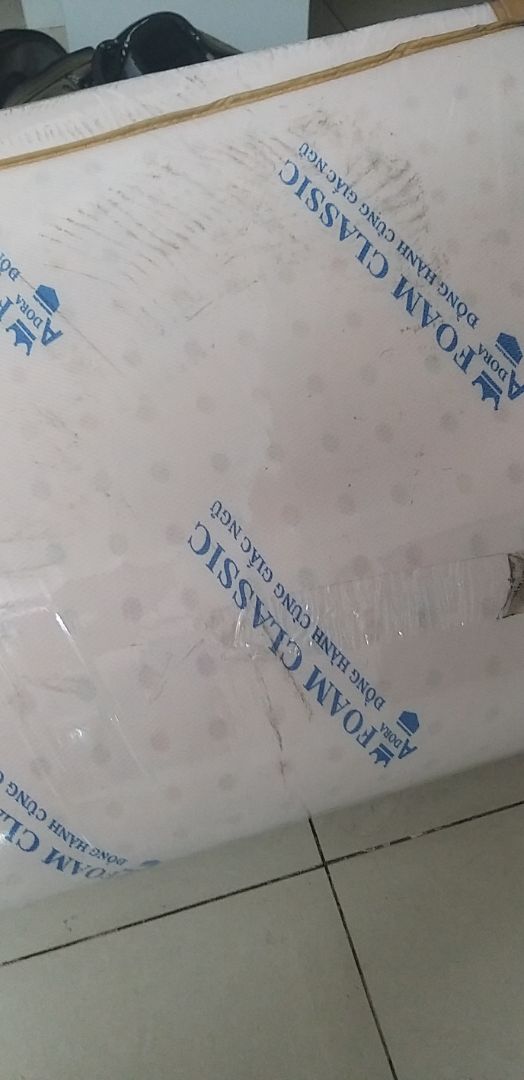 hình như nệm cũ, đóng gói bẩn quá, keo dán đầy mặt nệm