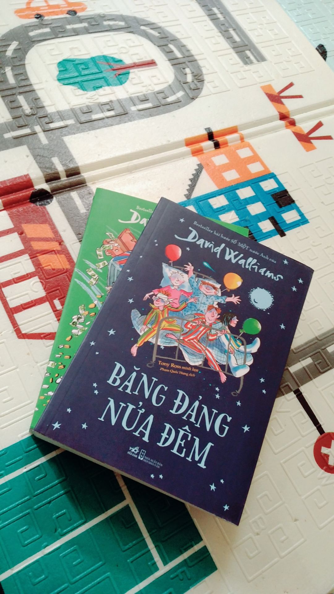 Chưa cần đọc đã biết là hay rồi nha. Truyện của chú này thì khỏi phải bàn rồi. Cố gắng sưu tầm đủ các truyện của chú luôn. Thêm 2 cuốn này là 6 cuốn luôn rồi  😘😘😘 Mà thích mua ở Tiki vì giao hàng cực nhanh mà lại còn được giảm giá nữa chứ. 😚