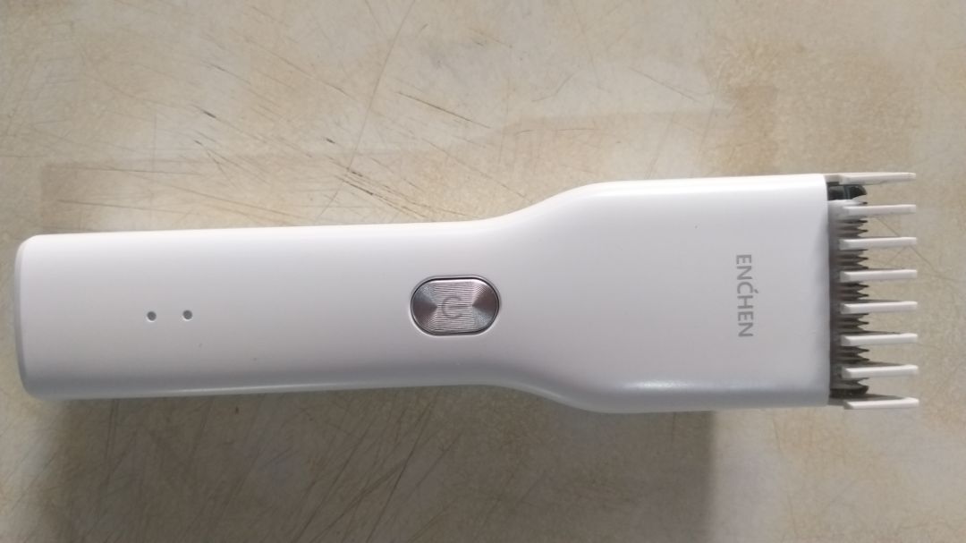 Giao hàng nhanh. Bao bì đẹp, trang trọng, đóng gói tốt, có cả thẻ bảo hành của nhà cung cấp. Nhân viên giao hàng lễ phép, nhiệt tình.
Sản phẩm hoàn thiện tốt, có dây sạc chổi vệ sinh, dầu bôi trơn đi kèm. Chưa cắm sạc, hớt hết 1 cái đầu vẫn còn pin. Máy chạy khá êm, cắt ngọt. Đầu đẹp hay xấu tùy tay nghề của bạn.
Chỉ phù hợp dùng trong gia đình, không được như tông đơ ngoài tiệm nhé