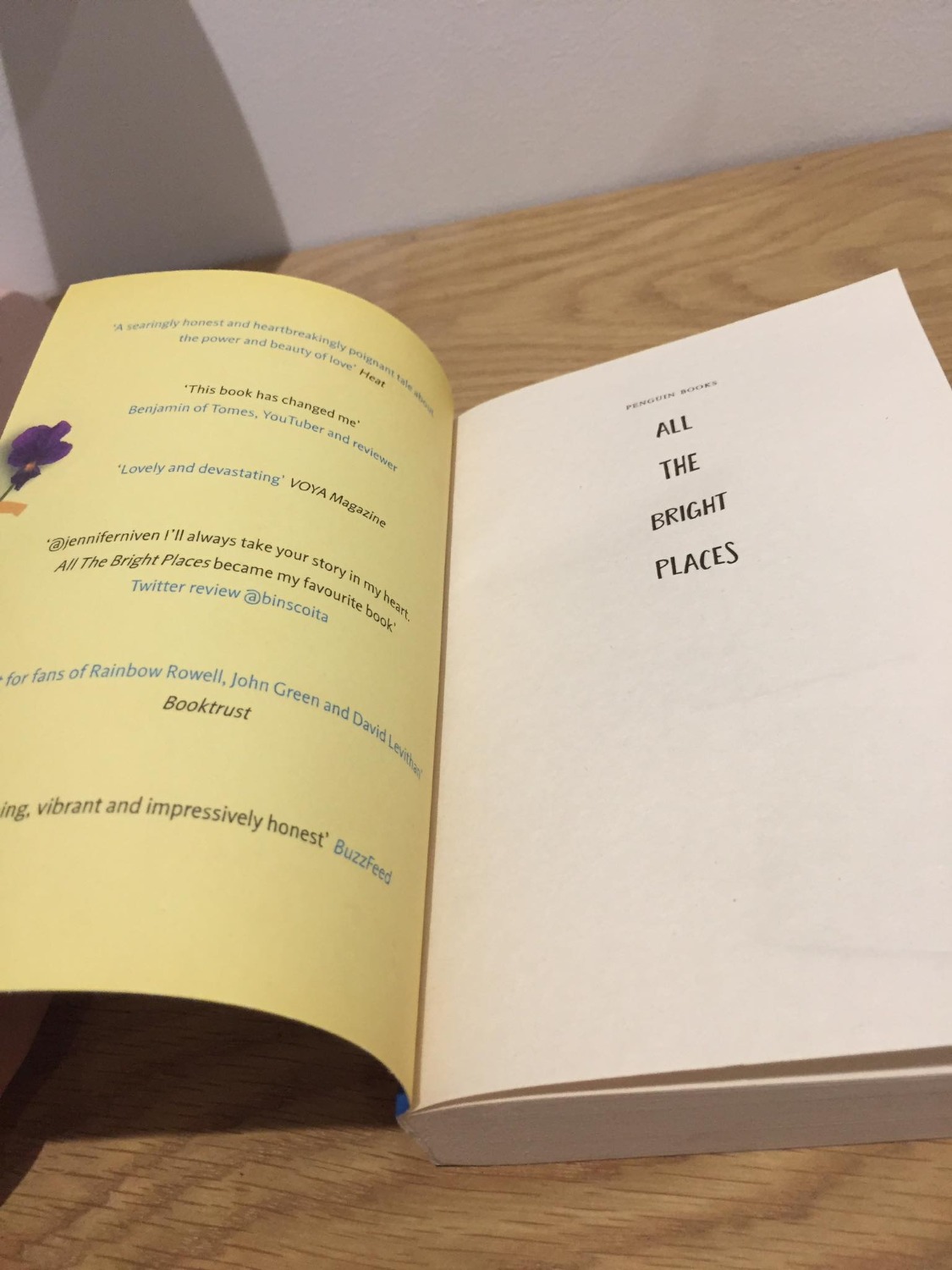 Mua sách lúc chỉ còn 2 3 quyển cuối nên khá sợ là sách sẽ bị hư hỏng hay nhăn, hơn nữa Tiki còn không hỗ trợ bookcare cho sách này.  Nhưng chất lượng sách lại ổn hơn mình nghĩ. Giấy bên trong có bị kéo nhăn một chút nhưng theo mình là do phía sản xuất làm loại sách nó có vết nhăn như vậy chứ không phải do lỗi hay sách cũ. Giấy loại thô ráp loại này mình rất thích, không mỏi mắt, tuy nhiên sẽ có một số bạn tưởng rằng giấy bị đen do không trắng bằng giấy bình thường. Hơi bị lỗi một chút ở góc sách nhưng vì là quyển cuối nên thôi chịu vậy. Nếu như Tiki hỗ trợ bookcare cho sách thì sẽ tốt hơn. 
Nội dung mình chưa đọc nhưng về ngoại hình thì khá hài lòng rồi. Cho tới giờ Tiki vẫn chưa làm mình thất vọng.