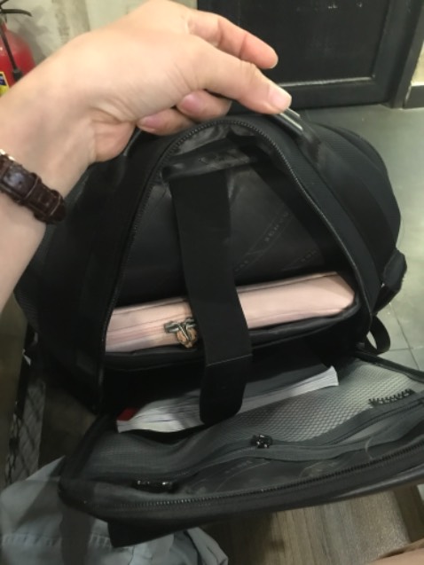 Balo đẹp, chỗ điều chỉnh độ dài dây đeo balo ko chắc chắn, tuột lên tuột xuống rất khó chịu.
Balo thật  sự quá nhỏ để đựng đồ, mình để 1 cái macbook mỏng rồi còn đủ chỗ để 2 quyển sách. Ko để thêm thứ gì khác hơn.
Mình rất hối hận khi mua cái balo này.
Nếu ai muốn mua balo để đựng được nhiều thứ thì nên cân nhắc.