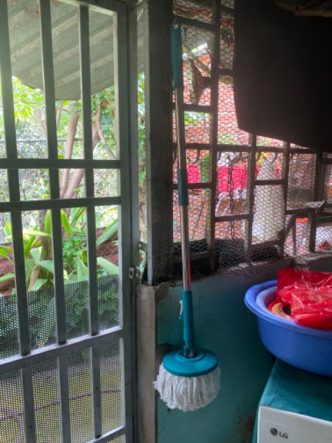 Thùng và cây mới đầu thấy khá ổn, sau 1 vài lần nhấn thì cây chỗ gắn với nùi lau hơi khó để vắt nếu không đúng tư thế. Tuy nhiên cũng ổn