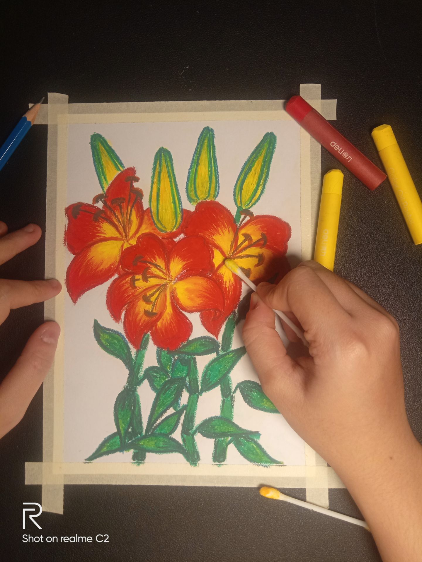 đã bảo tặng dặn là cẩn thận đừng để móp nhưng vẫn móp. màu chưa gãy nếu gãy là mình trả hàng luôn chẳng lấy đâu. 
- Mình xài màu đc cả tuần rồi và thấy màu tốt, với người mới tập sáp dầu thì hộp này là lựa chọn rất phù hợp. màu nhiều tông có thể chồng lên nhau 4 5 lớp vẫn ổn và rất ăn giấy thậm chí là giấy thường ko cần giấy chuyên nghiệp. Sửa cho shop thành 5sao nhé. Cảm ơn shop rất nhiều