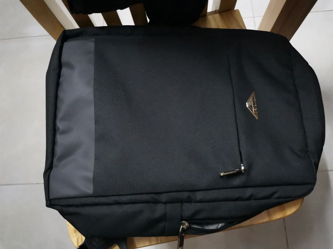 Cặp may chắc chắn, có nhiều ngăn, giao hàng nhanh chóng, có kèm phiếu bảo hành, rất hài lòng về sản phẩm.