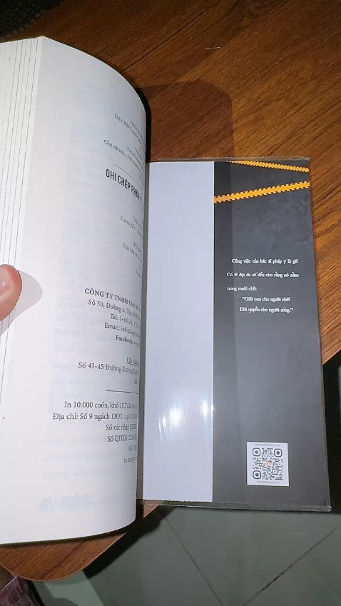 Bookmark sao bị ngược số, nhìn kiểu gì cũng bị ngược. Thích combo Ghi chép pháp y này ghê. Toàn cuốn hay.