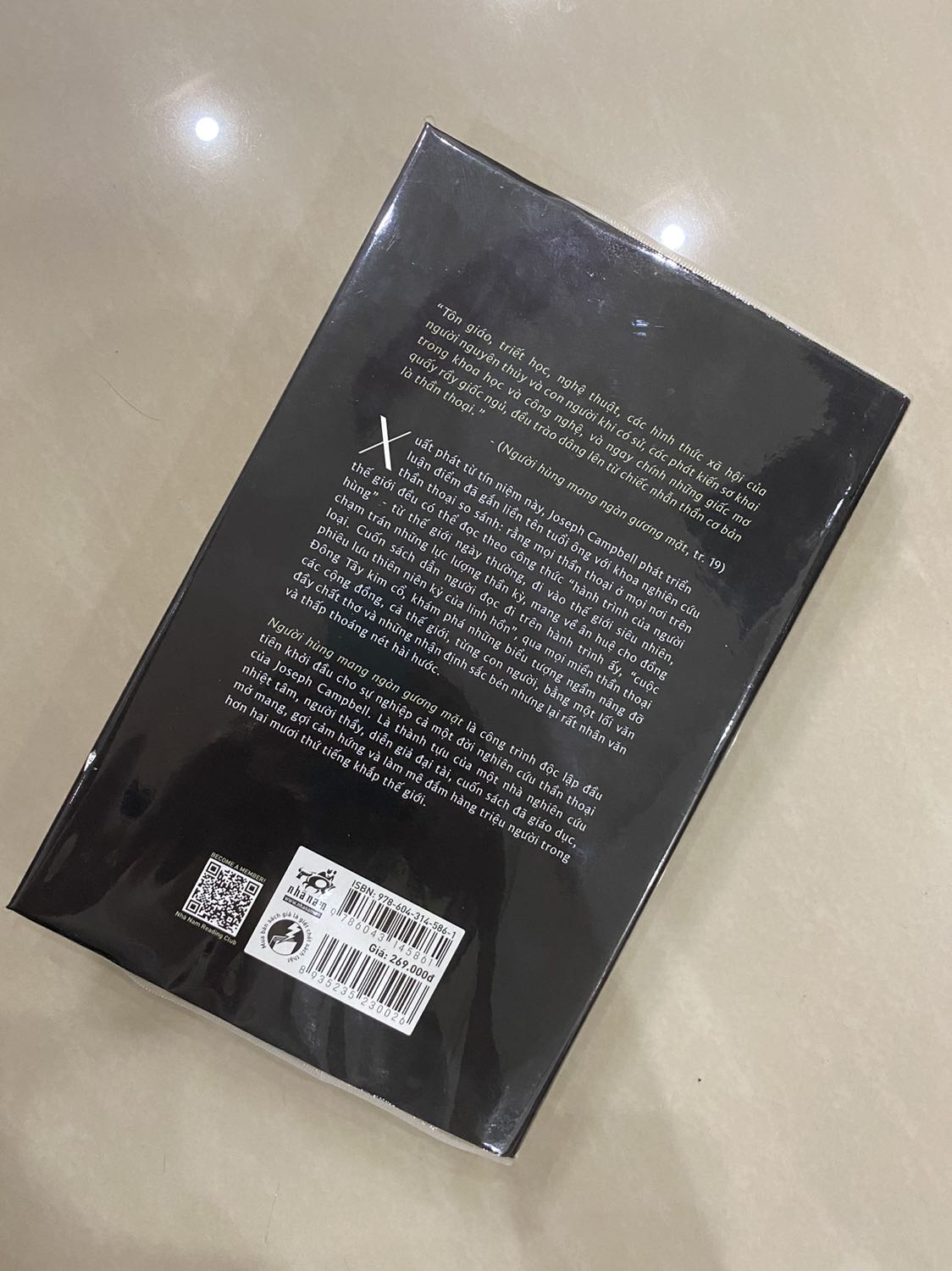 Giao hàng siêu nhanh dù đang trong mùa dịch ^^
Đây là cuốn sách nghiên cứu chuyên sâu và cẩn trọng của học giả đầu ngành - Joseph Campbell. Cuốn này cần thiết đối với những ai quan tâm và bắt đầu nhập môn thần thoại học nhé. Tìm hiểu về “monomyth” (hành trình của vị anh hùng) cũng sẽ giúp các bạn thấu tỏ về các nhân vật Hero của điện ảnh hiện nay đó 😉