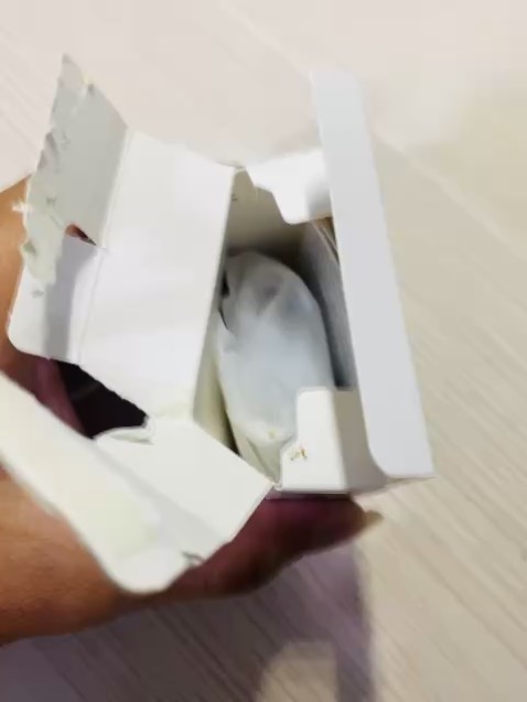 Mở hàng ra là 1 đống kiến, không biết hàng như nào nhưng như vậy là chứng tỏ người bán không kiểm tra trước khi đóng.