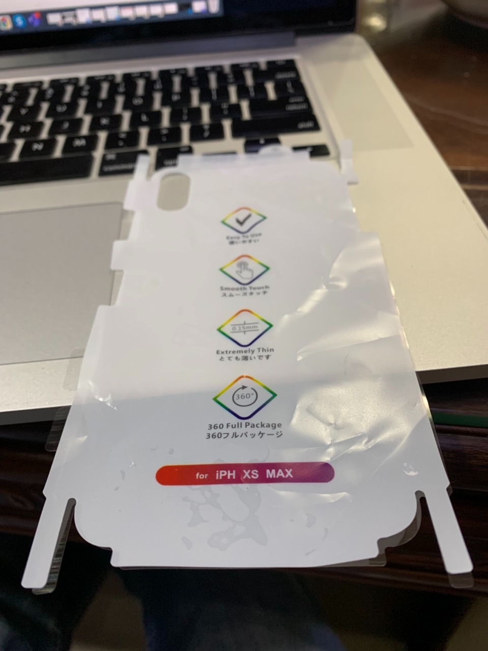 Nhận miếng dán không đúng với hàng mẫu, miếng dán không full viền,  phía dưới loa và tai nghe không có phần đục lỗ như quảng cáo. Chỗ dễ bị trầy nhất là viền điện thoại và chỗ sạc với loa mà không che được bao nhiêu. Shop làm ăn mất uy tín quá. quảng cáo một đường, giao hàng chẳng đúng gì cả.