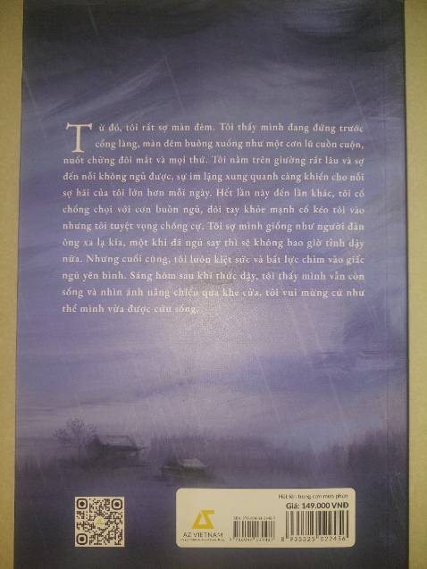 Gọi là tiểu thuyết cũng chẳng đúng, tác phẩm không có một nội dung xuyên suốt mà phần lớn là những mảnh ký ức rời rạc, mơ hồ của cậu bé Tôn Quang Lâm về tuổi thơ, về thân phận những con người cậu đã từng gắn bó mà đa phần là những nốt trầm buồn, những mảnh đời tù túng không lối thoát. 
Đã từng biết đến Dư Hoa qua “ Sống “ và “Huynh Đệ “  hai cuốn tiểu thuyết xuất sắc một ngắn một dài về thân phận con người Trung Hoa trước những biến chuyển của đất nước, tôi đã kỳ vọng khá nhiều đối “ Hét lên trong cơn mưa phùn “ nhưng cuối cùng tác phẩm này là một sự thất vọng, nó thiếu sự đột phá về mặt nội dung cũng như sự sáng tạo trong phong cách viết.