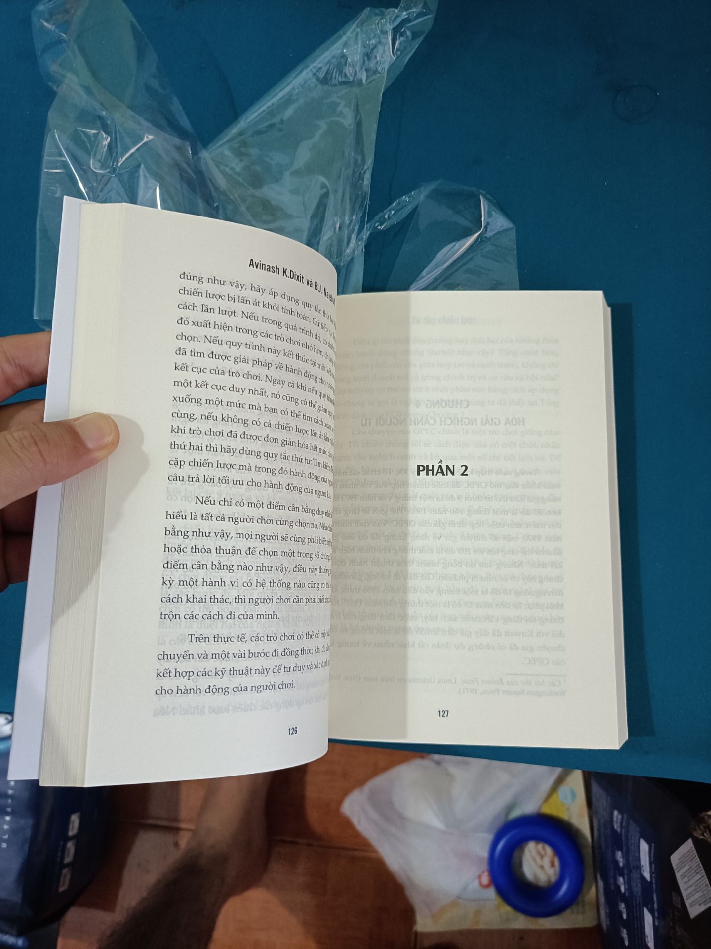 Sách sạch, chữ đẹp, bọc kỹ, giao nhanh, mùi thơm, hơn 500 trang, nội dung thì chưa biết.