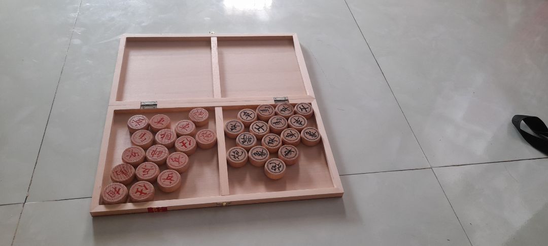 Hàng giao nhanh, bàn ko bị sứt mẻ gì. Rất OK.
Nhưng nếu có thể góp ý, thì mình thấy bàn cờ nên là bàn khắc vì khi sử dụng nhiều có thể bong tróc vạch kẻ. Thứ 2 là quân cờ, nếu là người chơi lâu năm chắc chắn sẽ nhận ra. Như hình mình gửi ở trên thì ký tự quân pháo, mã, xe đều giống nhau ( Thực tế thì quân đỏ có thêm 1 ký tự như số 1 ở bên trái ) và quân tốt thì lại đảo màu nữa, quân của bên đỏ thì lại tô màu đen và ngược lại. Nên nếu có thể góp ý giúp món hàng đc cải thiện, hoàn chỉnh hơn thì nên chỉnh lại lỗi này ạ.