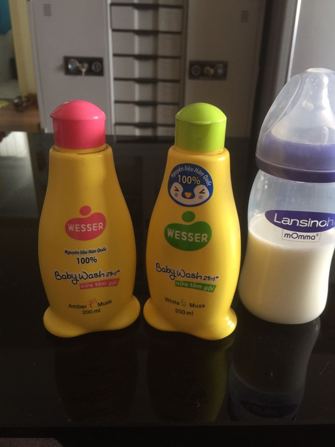 Giao hàng nhanh, date sp dài hsd đến tận 2021 mà kho để bụi bám kinh quá cáu bẩn két lại trên cổ và nắp lọ sữa tắm. Sữa này dùng rất thích giá lại mềm. Về mùi thì mình thấy nắp xanh thơm mát hoa cỏ còn nắp hồng thơm mát ngọt ngào. Nchug là thích sẽ ủng hộ lâu dài.