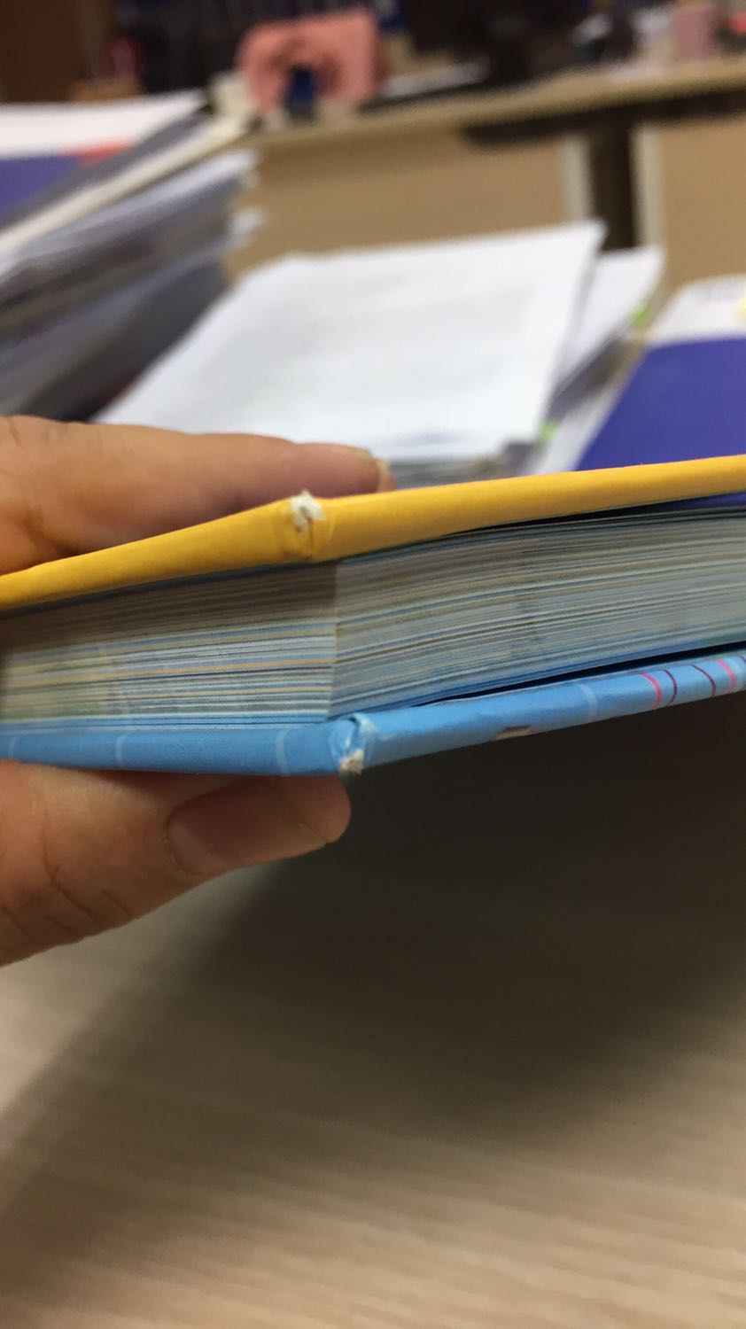 Nội dung sách rất hay và thú vị, tuy nhiên,hình thức rất xấu, cũ, đã đổi trả 1 lần nhưng vẫn bị tình trạng như ảnh, ngại đổi lại, nhưng thật sự không hài lòng với tình trạng sách gần đây của tiki, thường xuyên giao sách không được mới đẹp, nhìn rất cũ